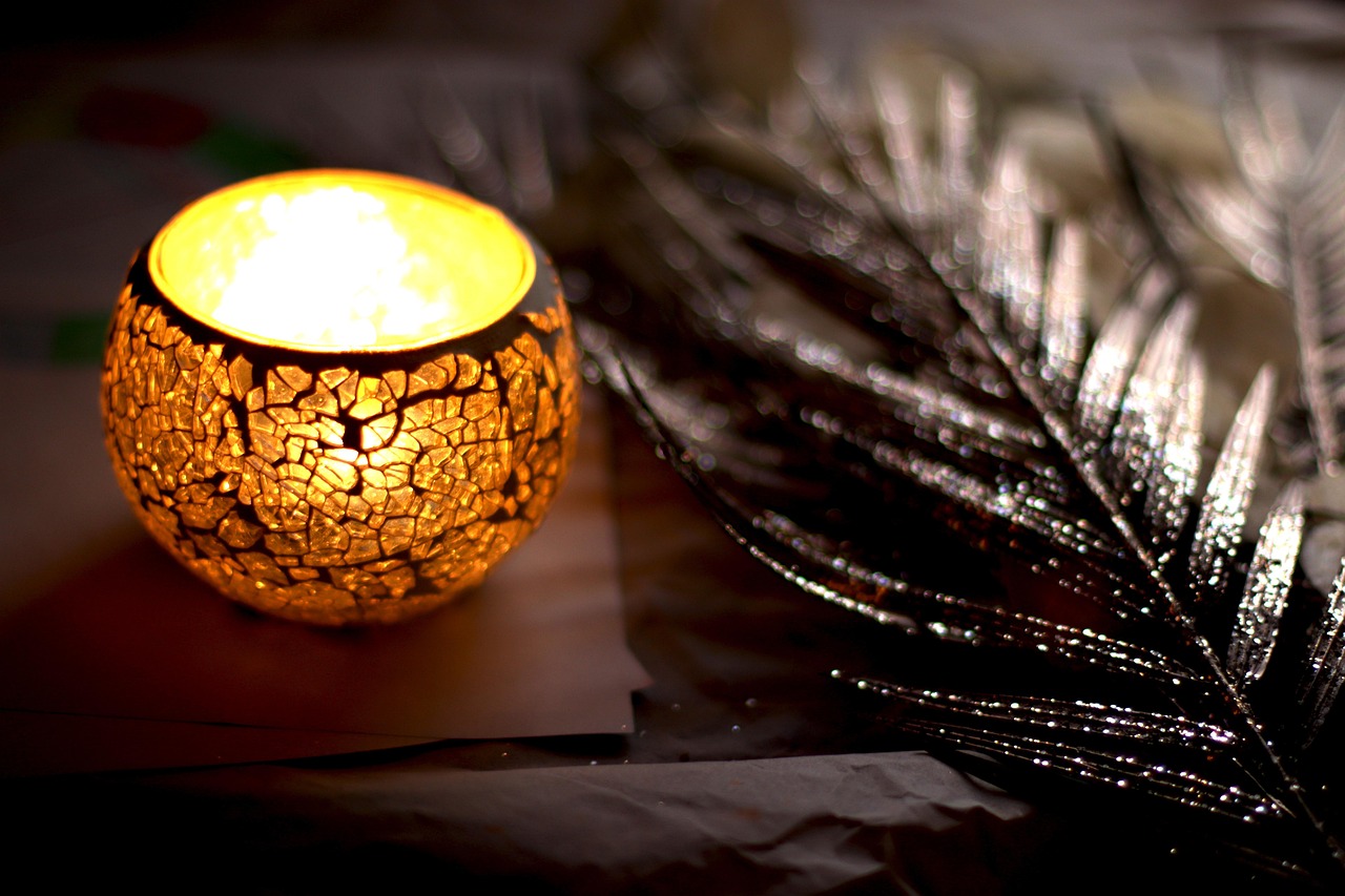CitroenAir Christmas decor: warm mosaic candle next to shiny leaf, festive holiday mood.